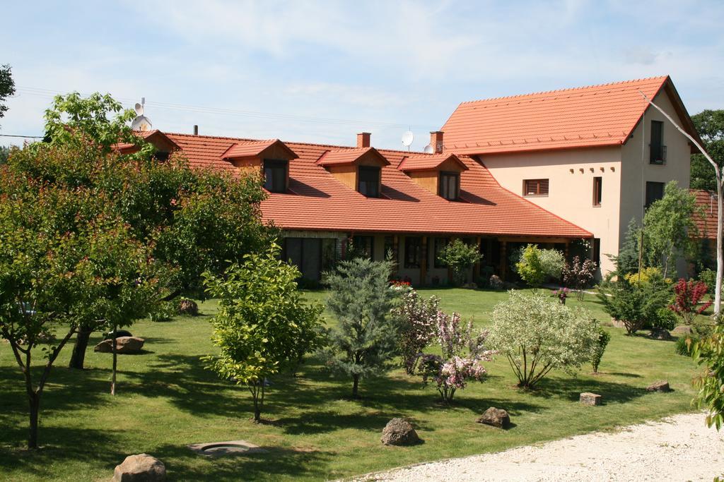 Malomdulo Farmhaz Pension Pilisborosjenő Buitenkant foto